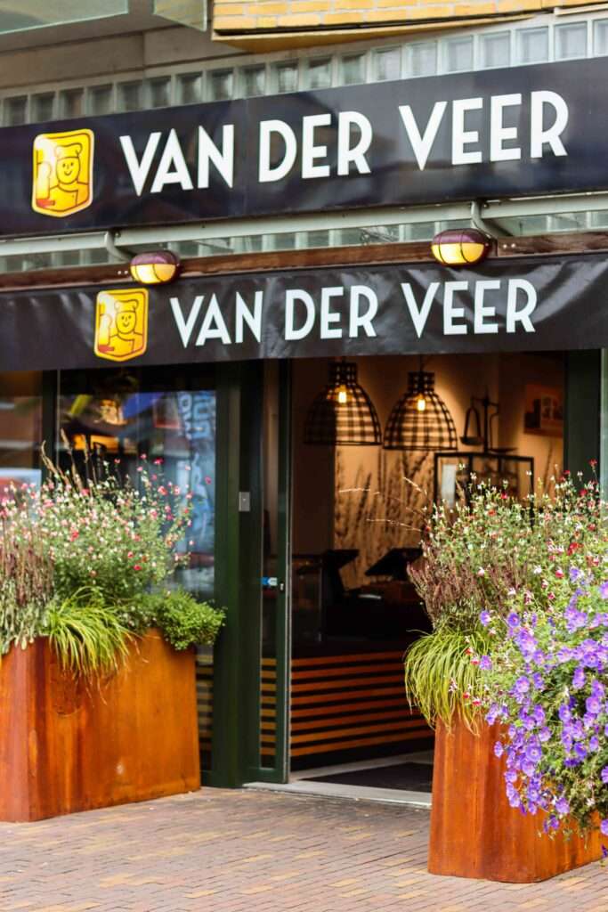 OUTGARD cortenstalen plantenbakken en houten bankjes met stalen onderstel
