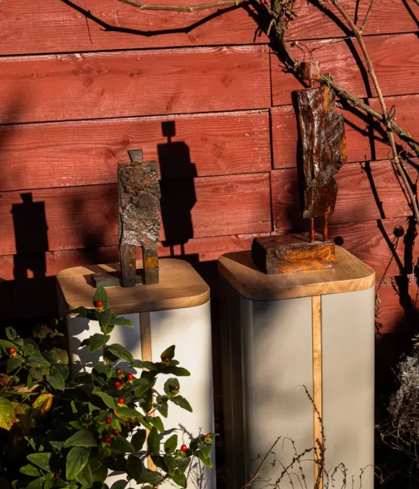 OUTGARD sokkels van metaal en hout